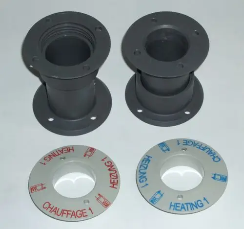 Set aus grauen Kunststoff-Anschlussstücken mit zwei Platten, beschriftet mit Heizungs- und Anschlussangaben, geeignet für Daikin ROTEX Warmwasserspeicher vor 2013.